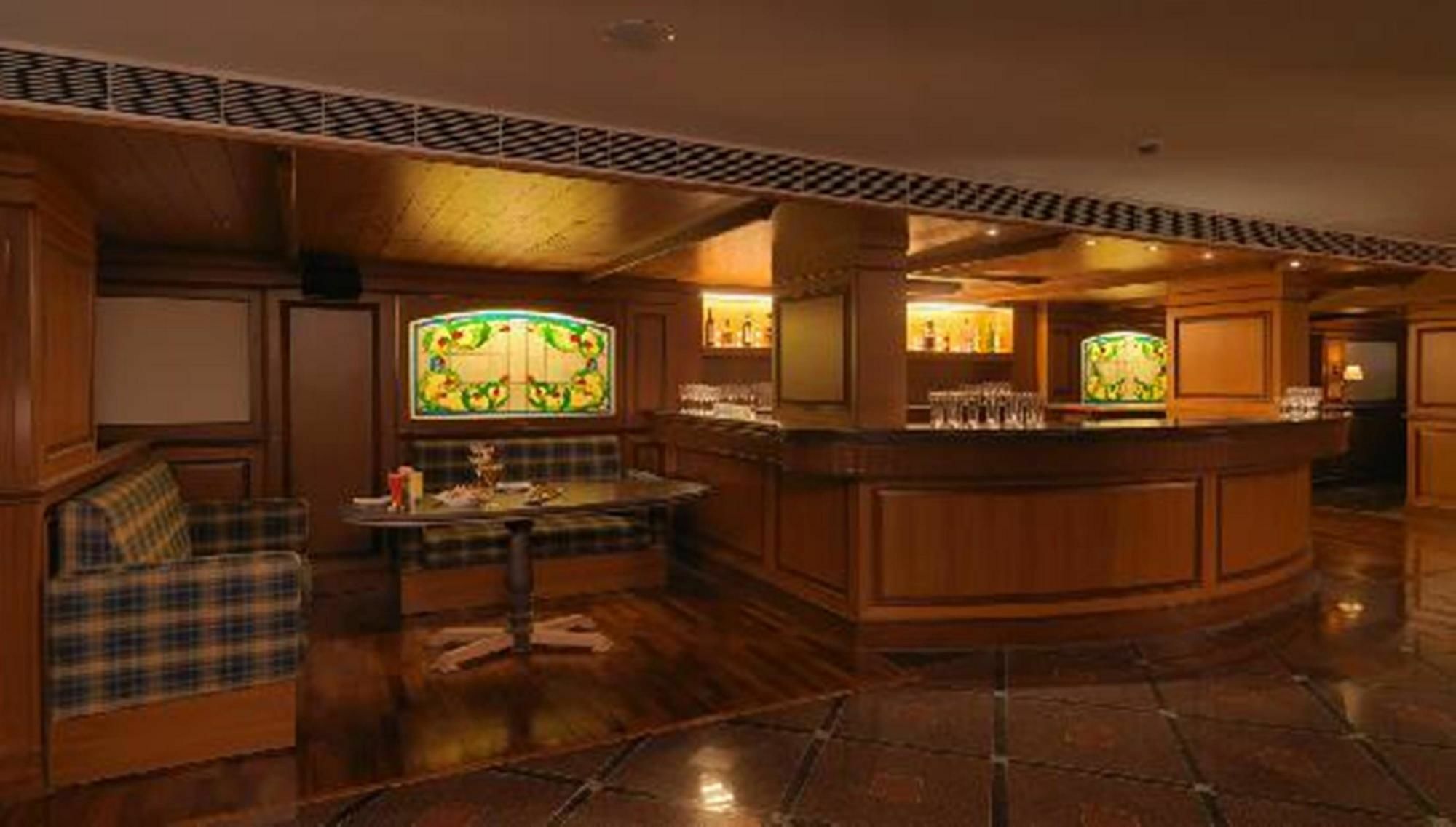 Royal Orchid Central, Шімоґа Ресторан фото